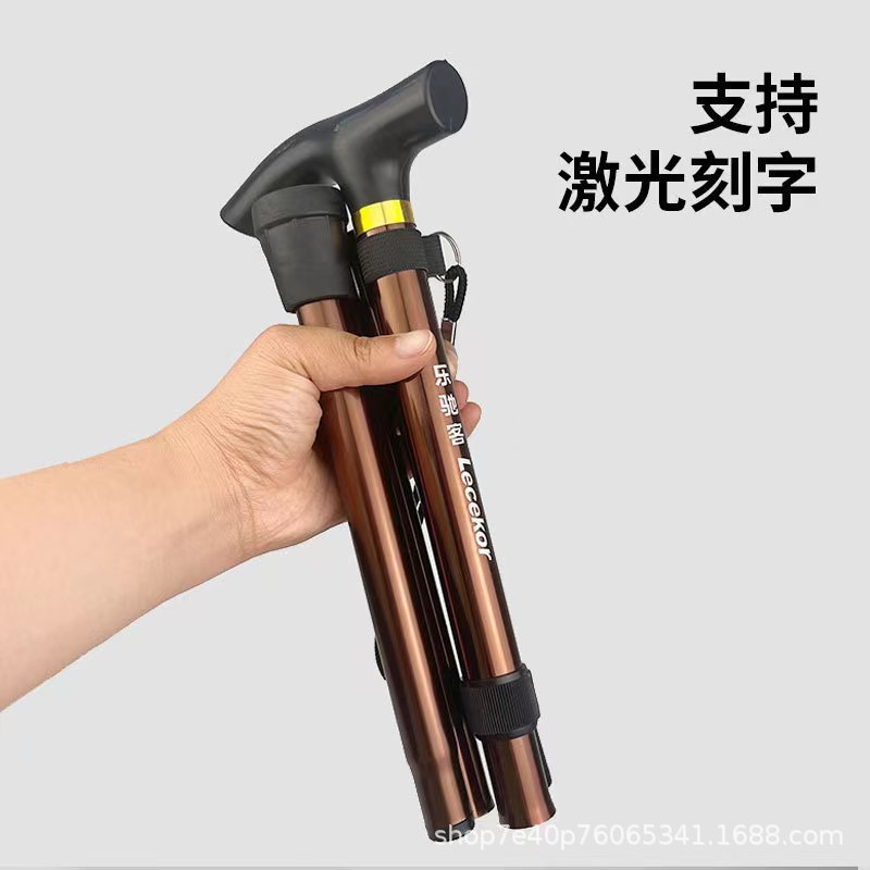 老人はアルミ合金のステッキを厚くして滑り止めを安定させています。|undefined