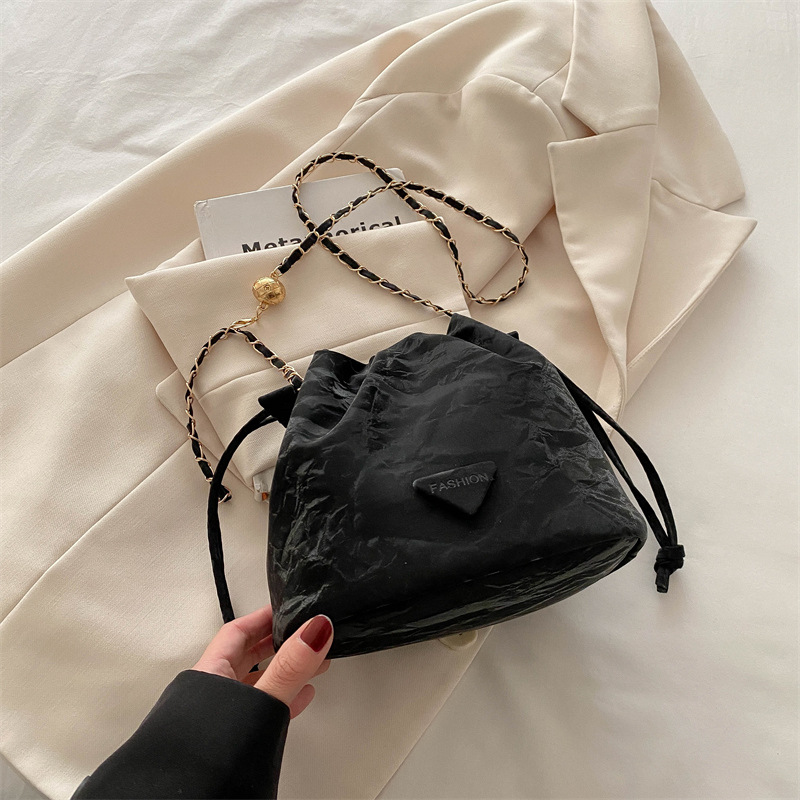 2024 bolsos populares retro bolsos de mujer nueva cadena casual bolsos de mochila de moda cuero suave bolsos de cubo de mujer gran capacidad