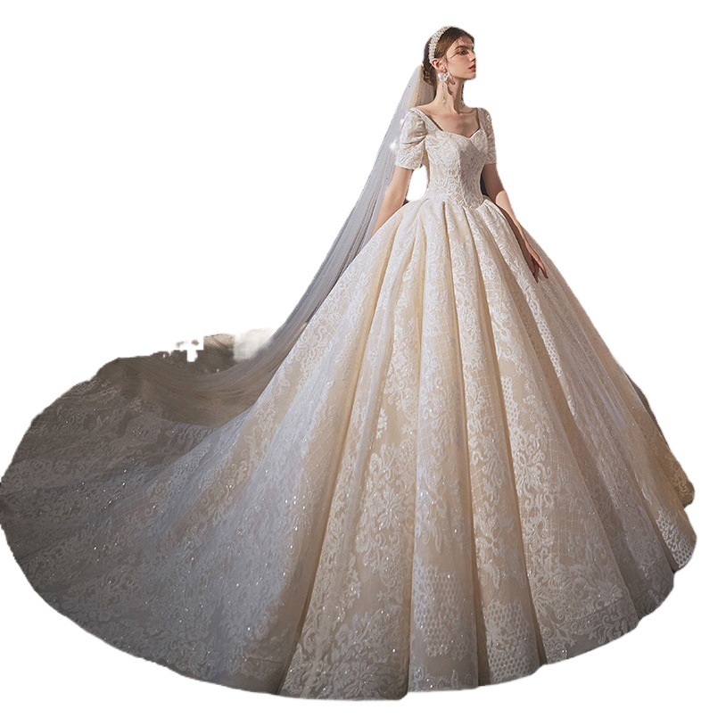 Vestido de novia estilo 2026 con cola, elegante estilo corte para novias pequeñas, textura vintage blanca, vestido de novia retro.
