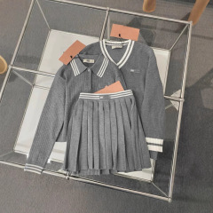 南油M家の白鹿の同じタイプのpoloシャツは色のvネックのゆったりしているウールのセーターのスカートにぶつかって上着の女性を合わせます。