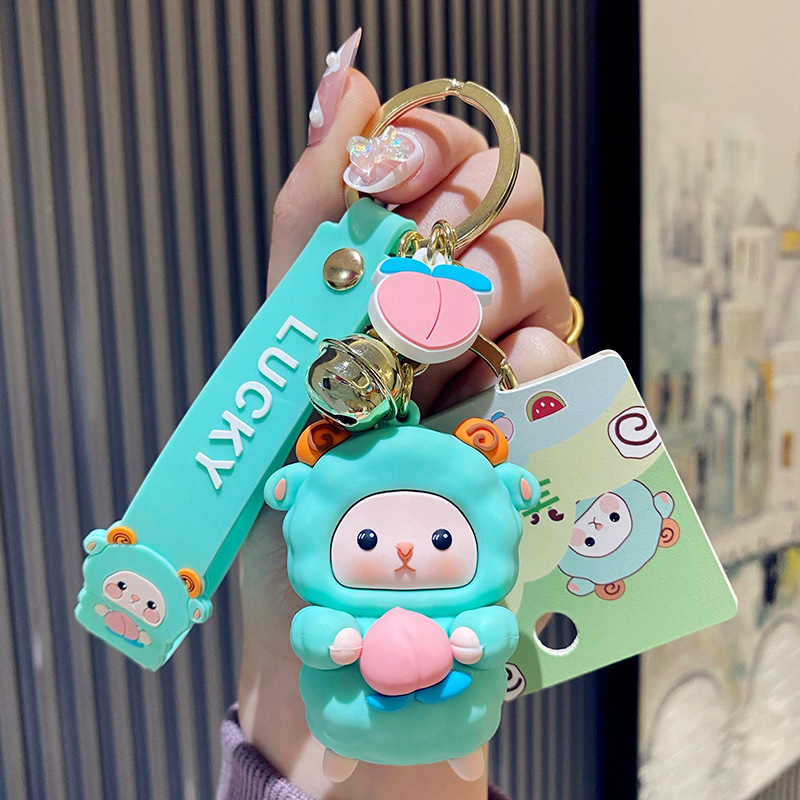 Оригинальная блеющая молочно-зеленая овца, обнимающая персик