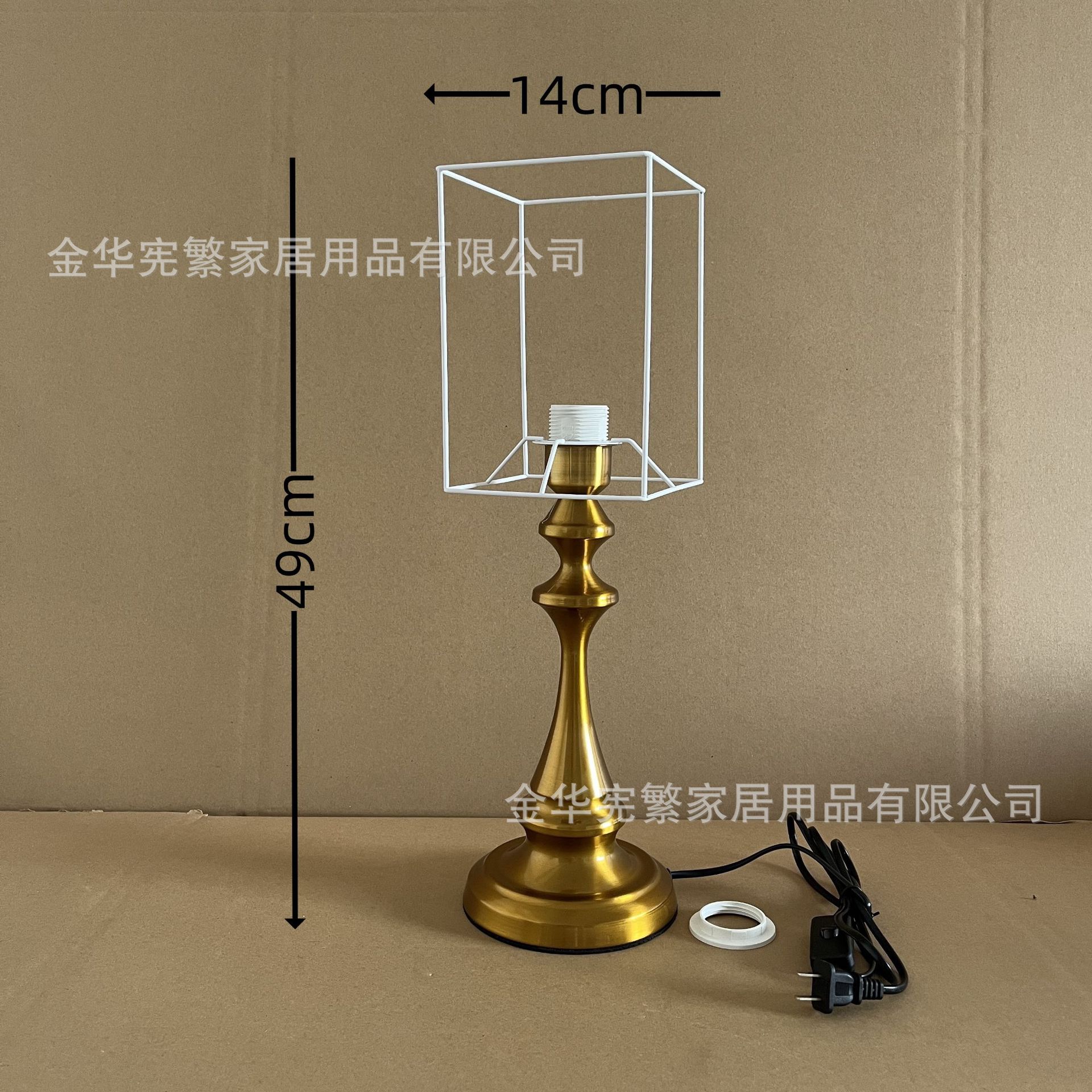 Xiaohongshu recomienda la combinación de marco de hierro con base de metal grande de cobre antiguo dorado E27 con lámpara de mesa retro casera de bricolaje