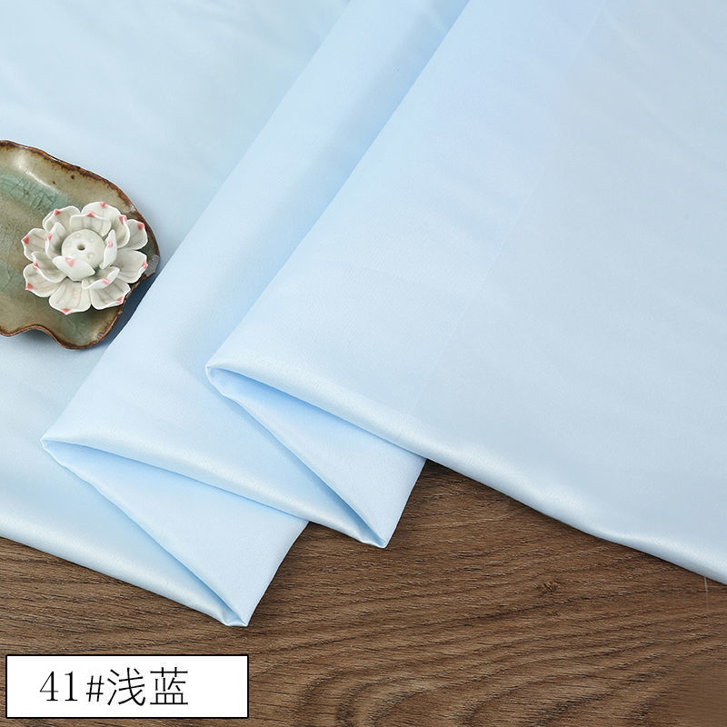 現物は高級なサテン生地のチャイナドレスを提供しています。|undefined