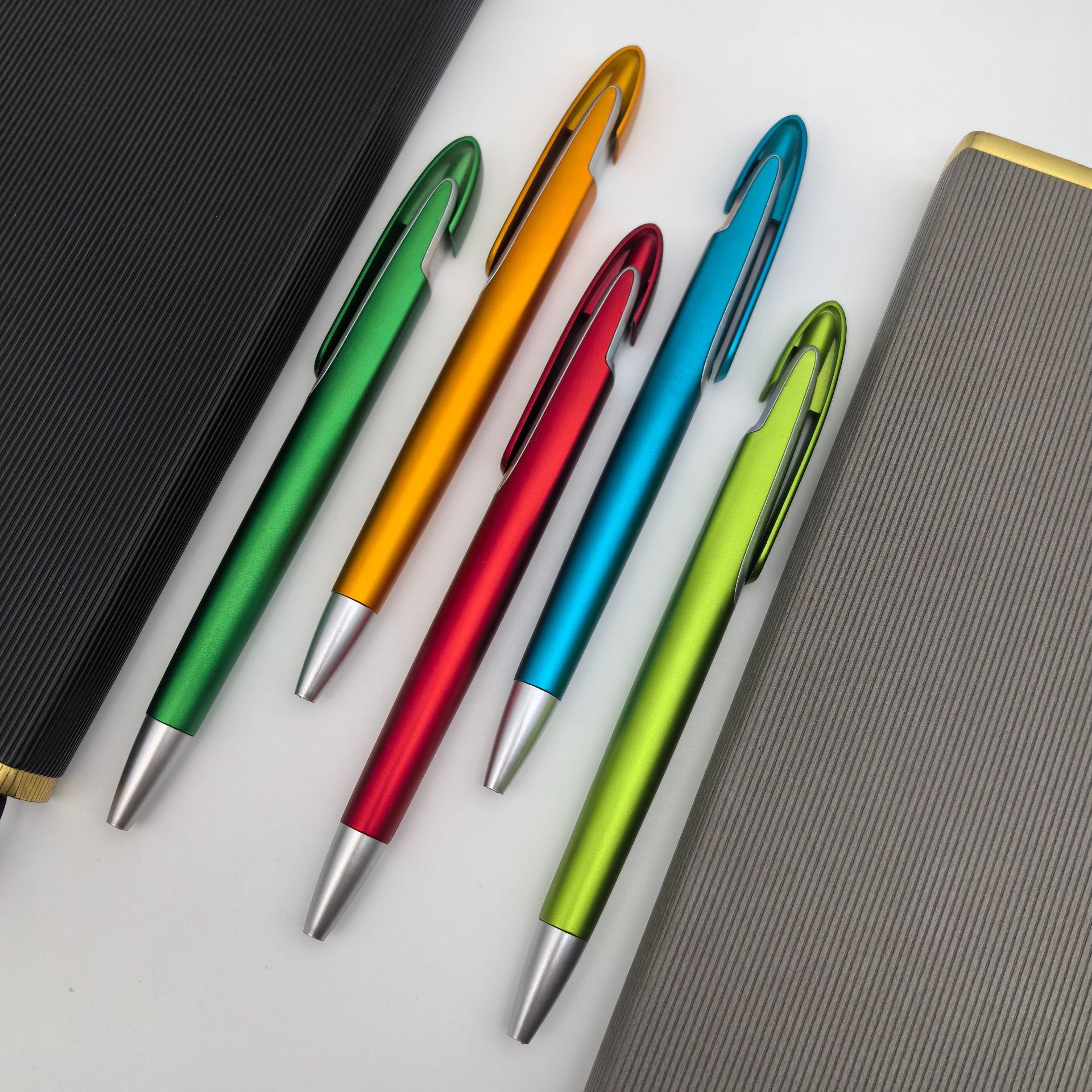 Presione el bolígrafo de plástico de color pulverizado simple doble color publicitario bolígrafo promocional regalos bolígrafo al por mayor logo