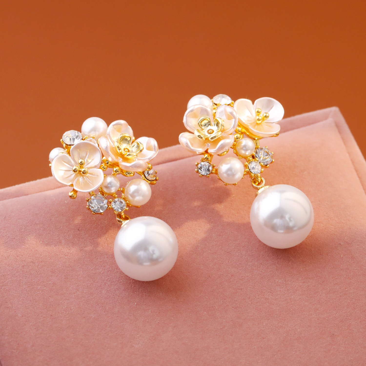 Retro earrings from pearl