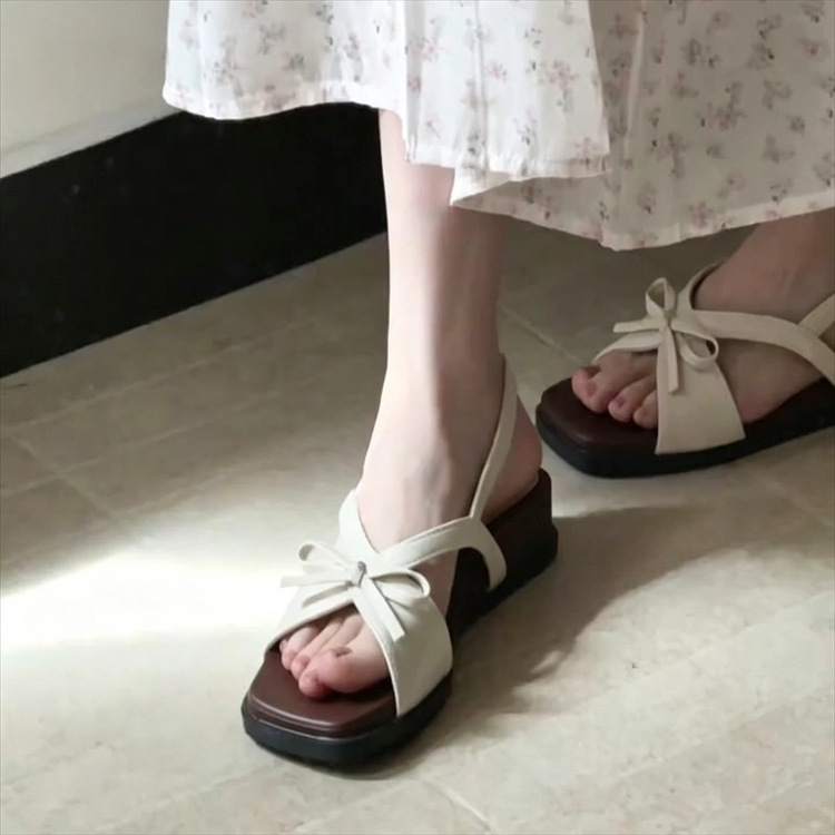 Sandalias de tacón grueso con una sola palabra francesa para mujeres 06 nueva ropa exterior de verano con falda de dedos descubiertos sandalias romanas