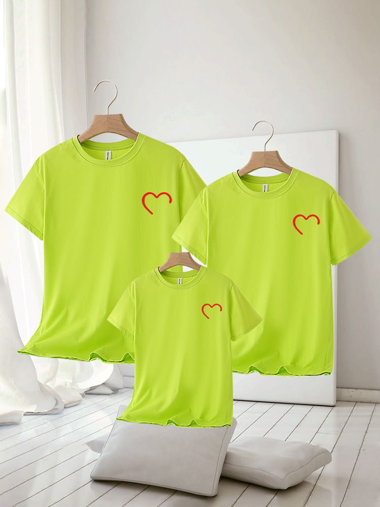 Conjuntos Familiares a Juego de la Familia Klein para una Familia de Tres Personas, Conjuntos Familiares con Estampado de Corazones a Rayas de Verano, Uniformes Escolares Nuevos para el Jardín de Infancia 2025