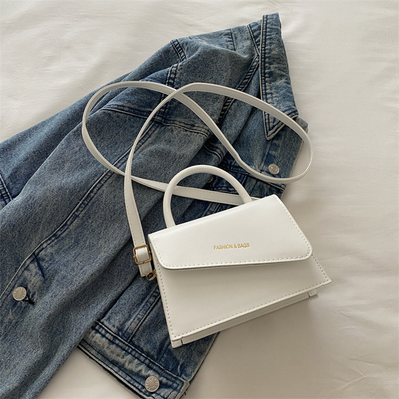 Este año, el diseño popular de nicho retro versátil ins2024 invierno nuevo mochila de hombro, temperamento bolso pequeño