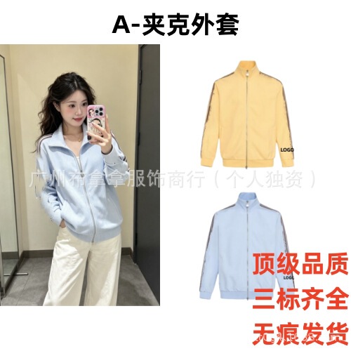 In-stock high-end version of the same A-letter metal logo jacket with zipper, unisex style, from the brand Xiaocao In-stock high-end version of the same A-letter metal logo jacket with zipper, unisex style, from the brand Xiaocao