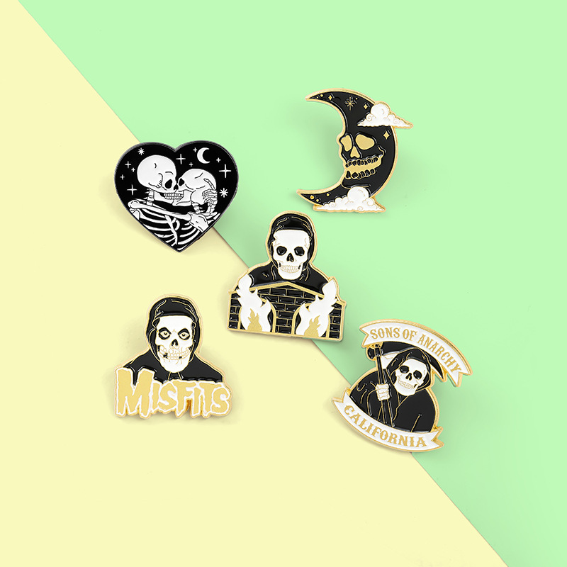 Alloy Material Halloween Festival Hip-Hop Pin Moon Heart Shape Skull Alloy Plating Unisex Brooches