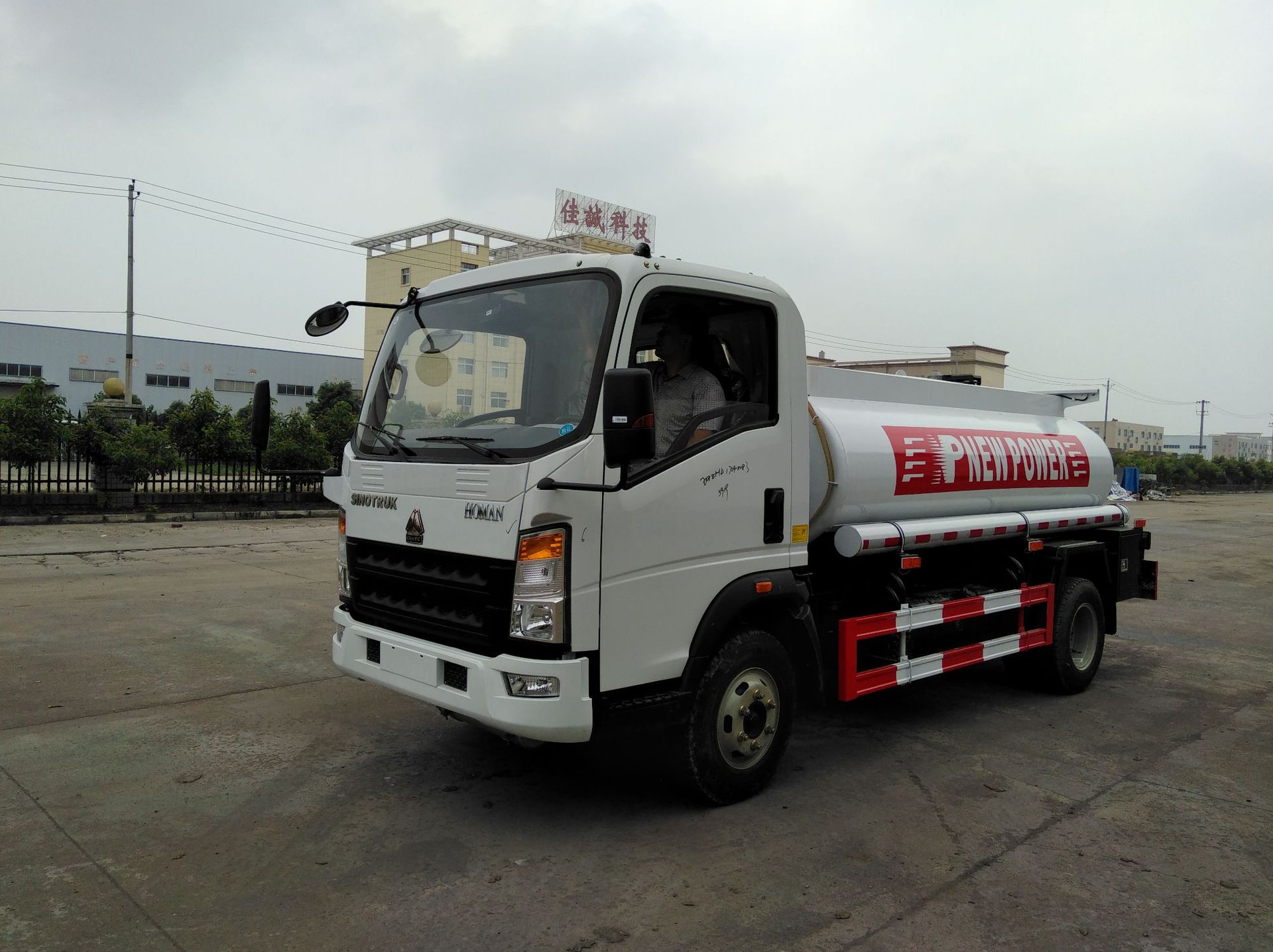 出口中国重汽豪沃豪曼王牌小型轻卡加油车18953179828