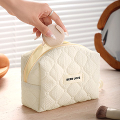 蓬恋手は化粧バッグins風トランペットファッションバッグの中に携帯口紅洗面用品の収納バッグを持っている