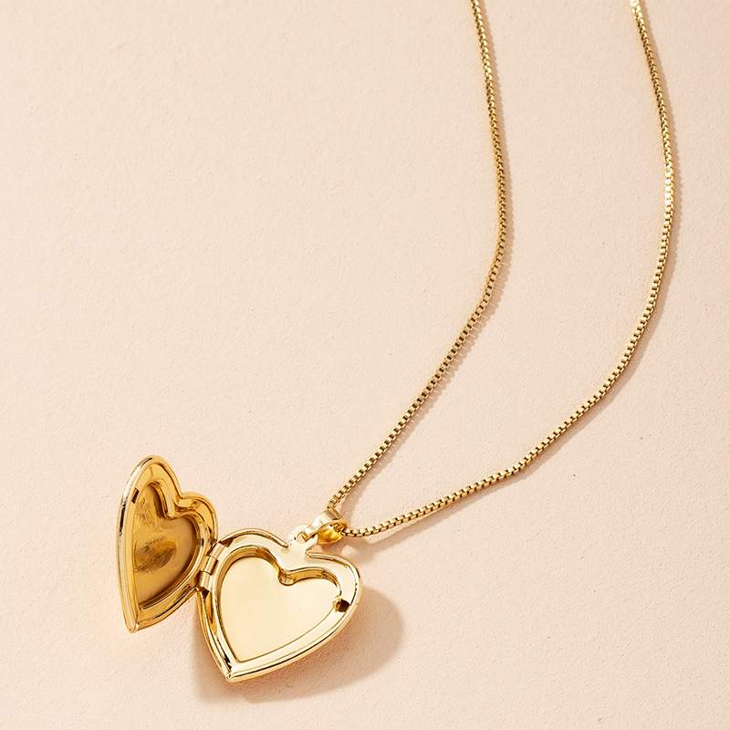 Fashion Love Pendant Necklace Heart Clavicle Chain display picture 2