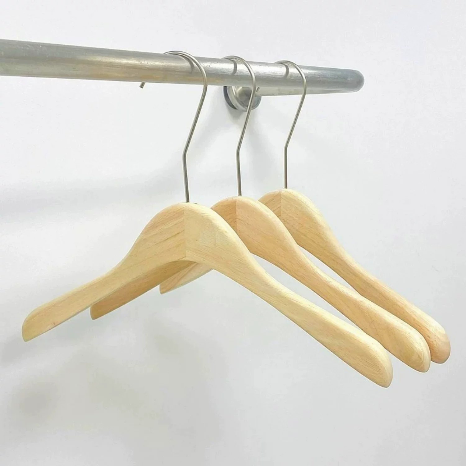 Perchas de Madera de Roble Antideslizantes para Tienda de Ropa Femenina