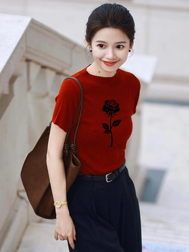 Áo thun nữ tay ngắn dệt kim hoa hồng đỏ phong cách retro Hồng Kông — màu đỏ