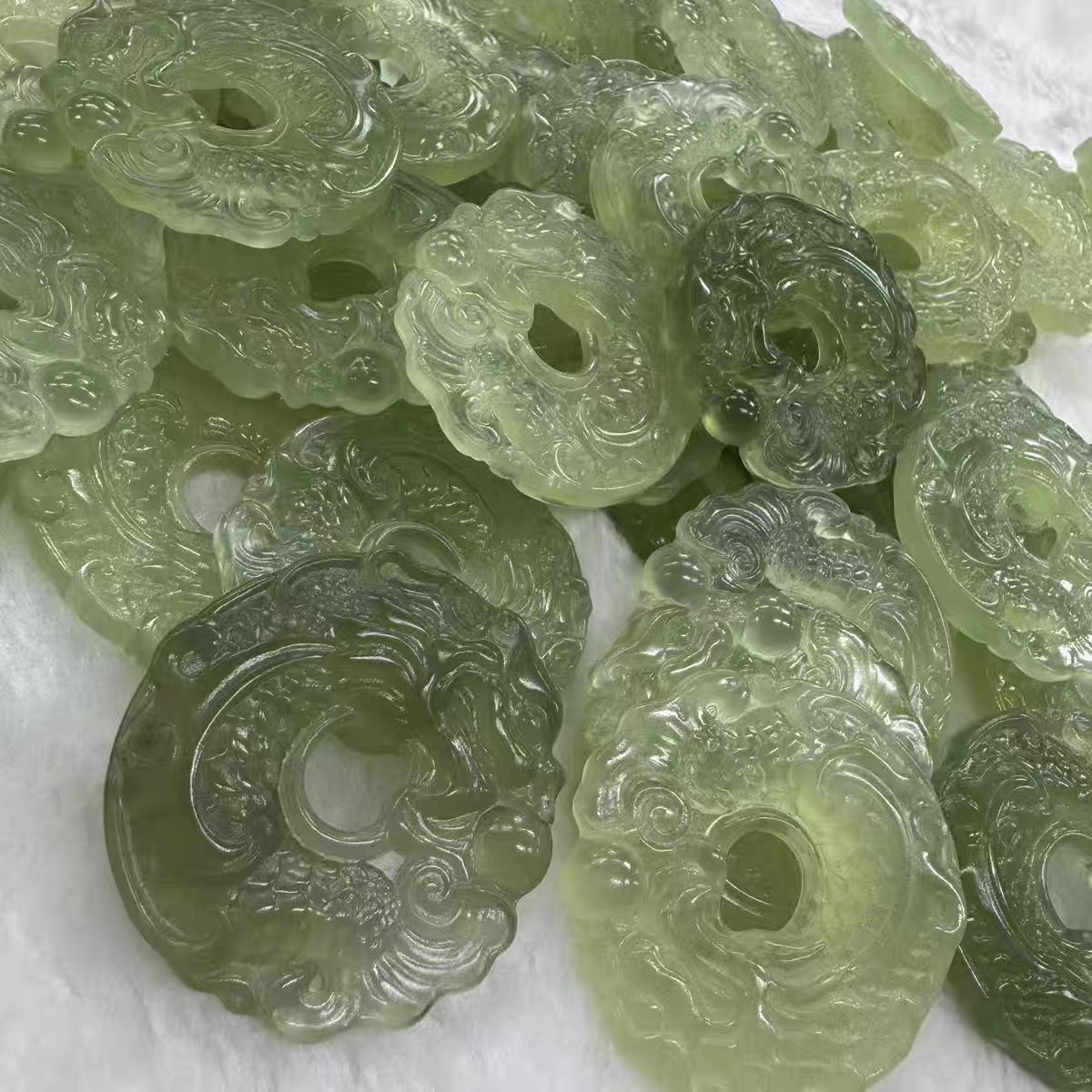 천연 옥 펜던트 얼음 녹색 포도 녹색 용 버클 물고기 용 펜던트 도매 직접 공급 많은 수의 재고 수제 골동품