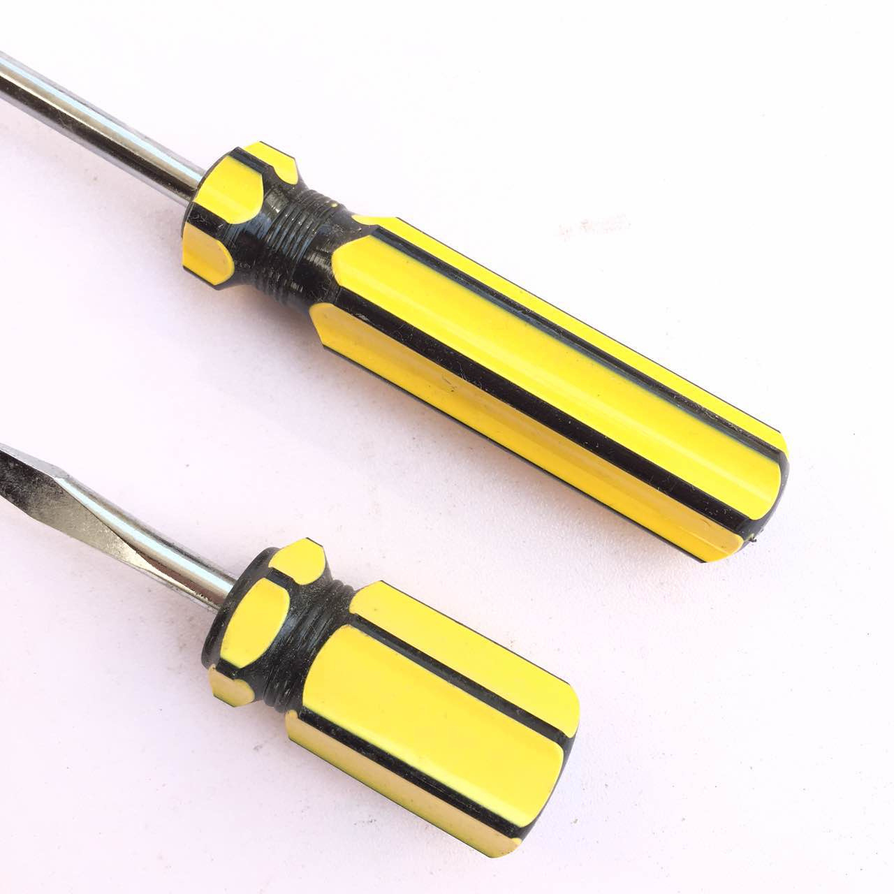 Amarillo y negro mango destornillador color mango una palabra cruz tornillo destornillador tornillo de hardware general