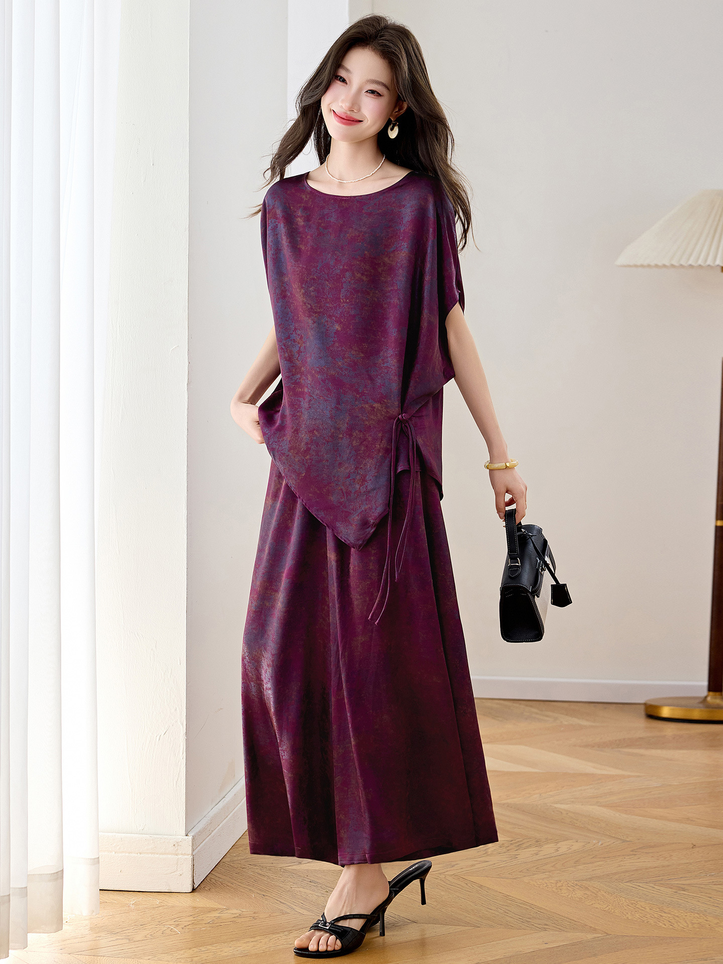 Bộ áo crop top phối quần ống rộng in họa tiết hoa không đối xứng mùa hè 2026 — màu tím, màu vàng