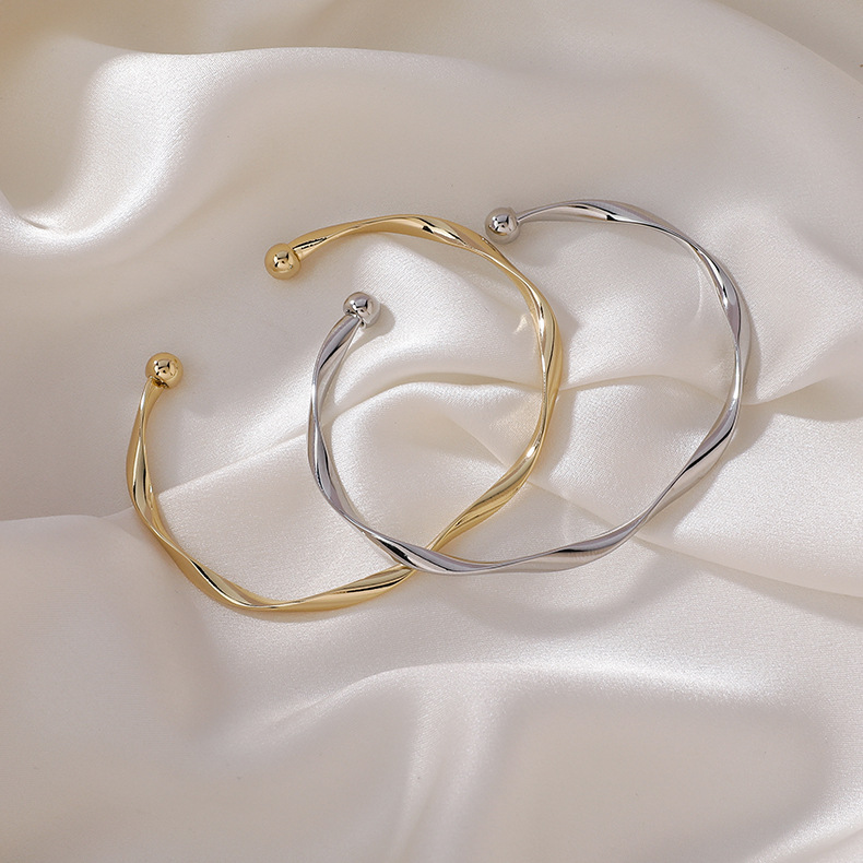 Simple Wave Pattern Plain Circle Open Bracelet display picture 1