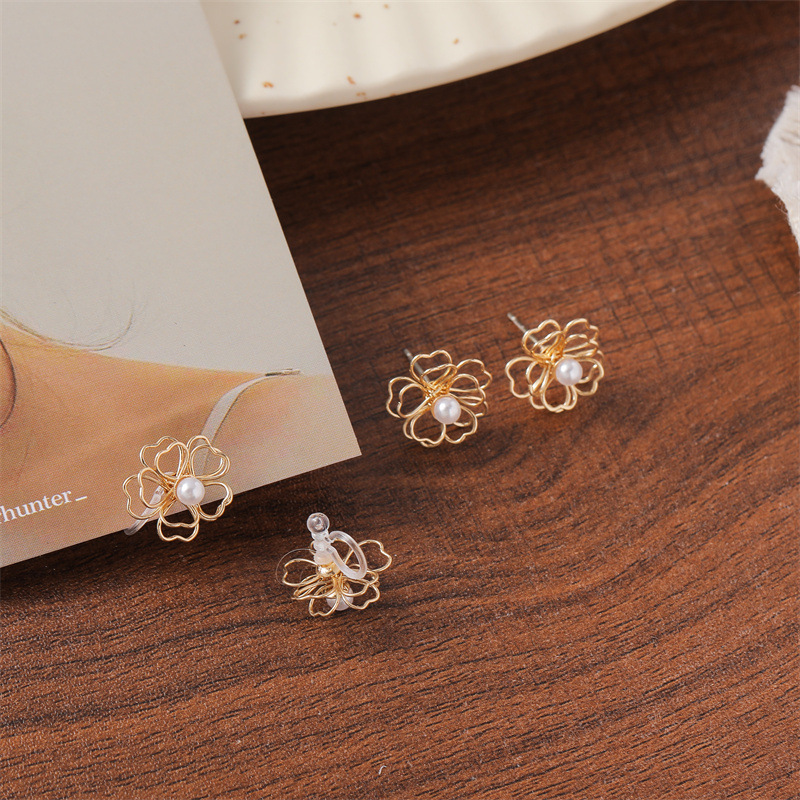 1 Pair Simple Style Flower Alloy Inlay Artificial Pearls Women's Ear Studs display picture 1