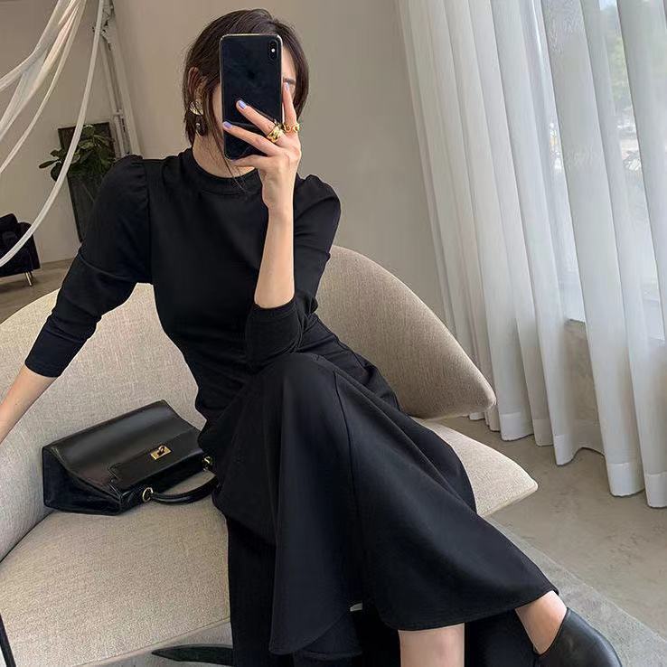 Dress with a round collar