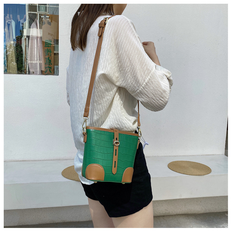 Nihaojewelry Fashion Texture Crocodile Pattern One-shoulder Messenger Bucket Bag Wholesale display picture 9