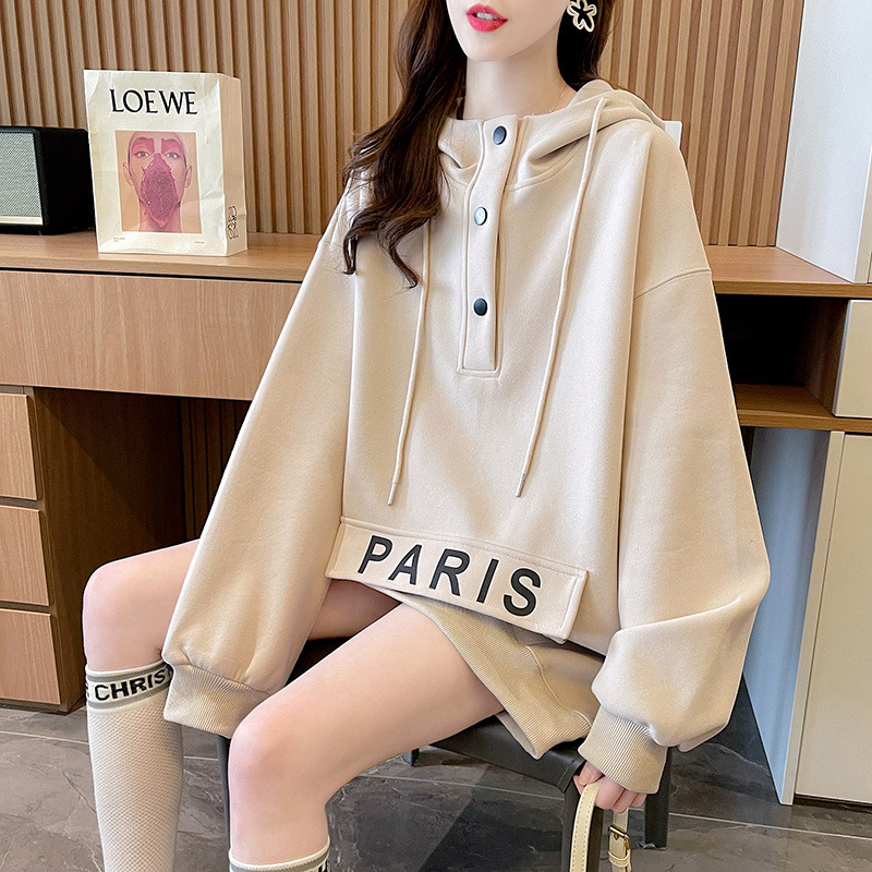 薄手のカジュアルなパーカー