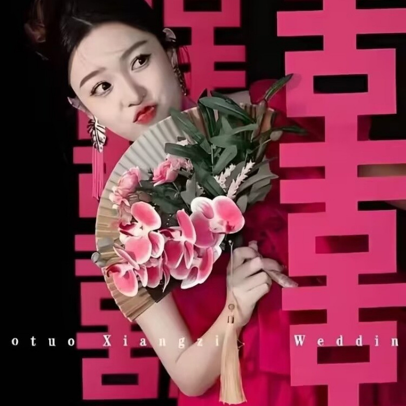 花束を持つ花嫁扇子、婚約証明書、朝のローブ、Xiuhe、新しい中国風の完成した扇子|undefined