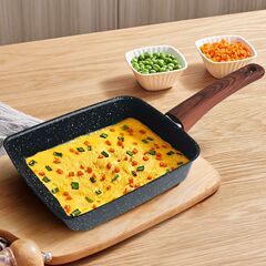 日本式の厚い卵は玉子を焼いてステーキのフライパンのフライパンをつけません。