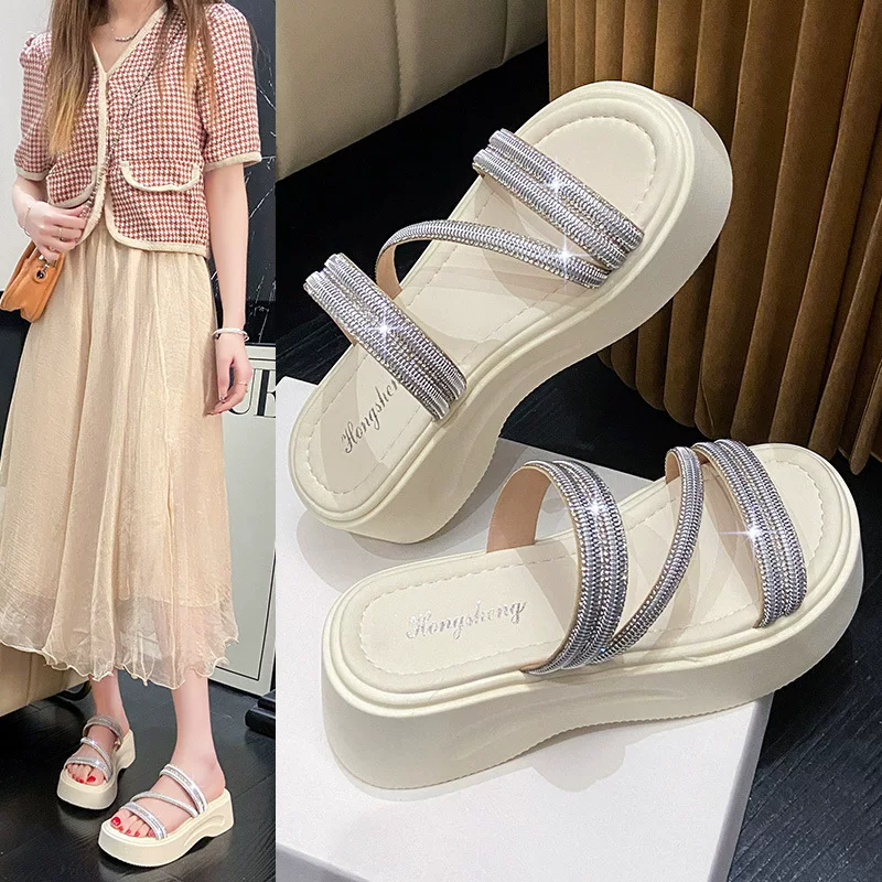 Summer beach slippers for leisure, suitable with a skirt
