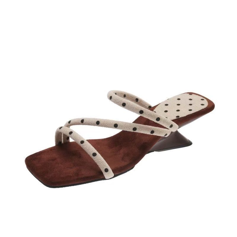 Diseño sensación de nicho sandalias mujeres verano 2026 estilo francés retro versátil pendiente cruzada tacones sandalias de talón alto image 7