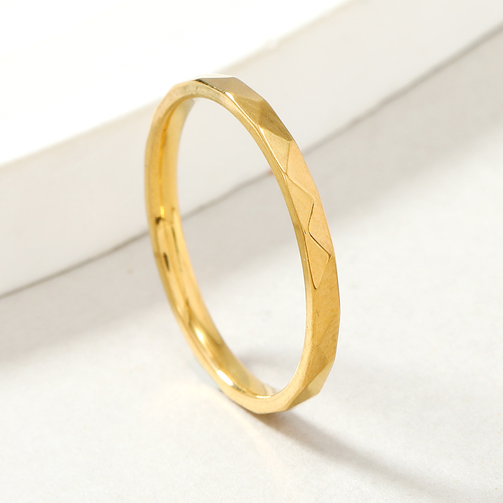 Venta caliente transfronteriza anillo de acero de titanio simple 2mm multi-superficie diamante anillo liso par 18K anillo de oro fábrica de joyería de acero inoxidable