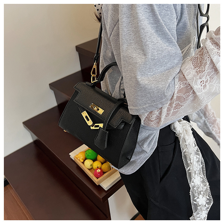 This year, a new women's casual summer single-shoulder crossbody bag with a niche design is in vogue. The hand-held small square bag is popular undefined