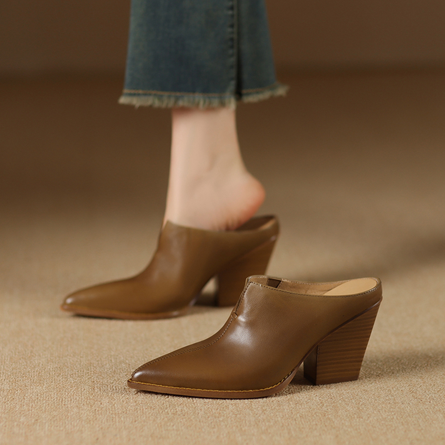 Giày mule nữ da bò mũi nhọn gót cao 7 cm phong cách Âu Mỹ — đen