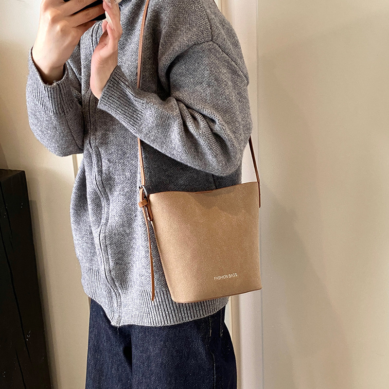 Bolsa de mano de seda retro esmerizada de alta calidad para mujeres 2025, nuevo bolso de balde de primavera simple y versátil.