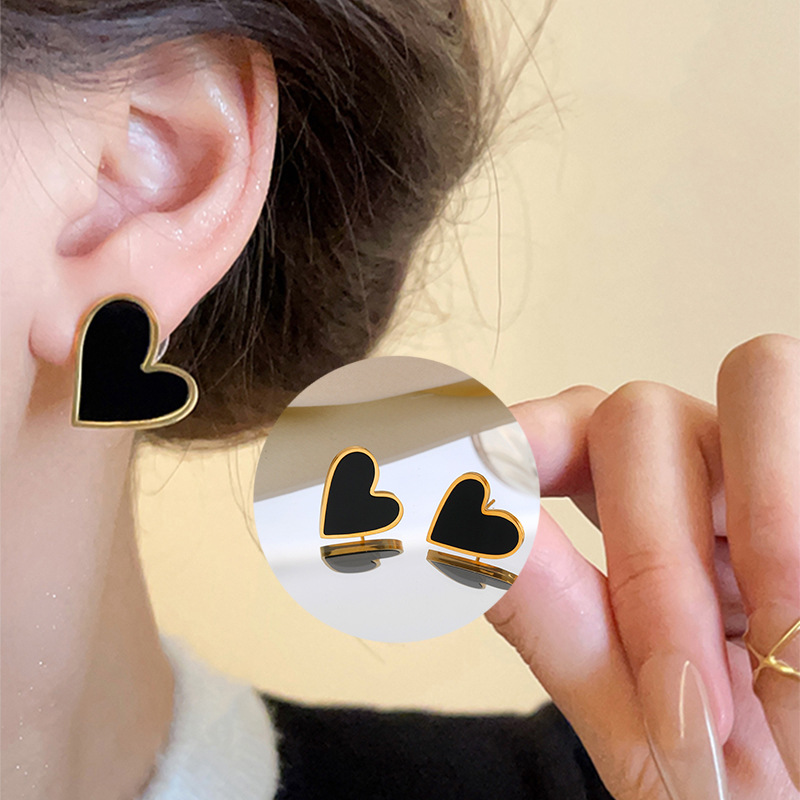 Black love titanium acero pendientes 2024 nueva moda nicho de alta sensación pendientes femeninos temperamento coreano simple pendientes