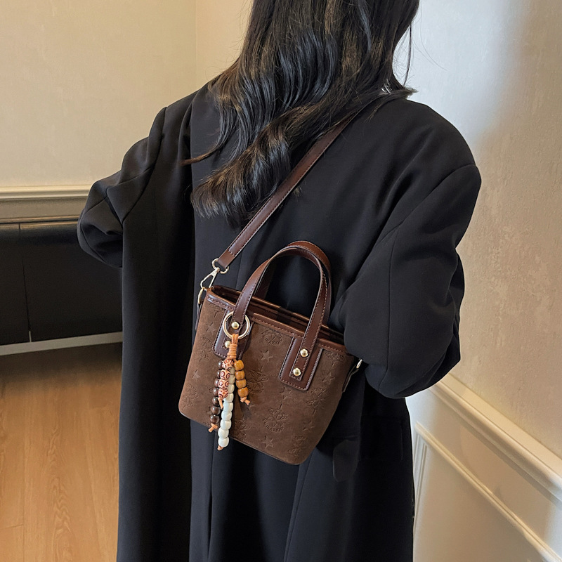 Popularidad transfronteriza retro bolso de cubo portátil para mujeres otoño / invierno 2025 nueva moda versátil bolso de hombro simple mochila