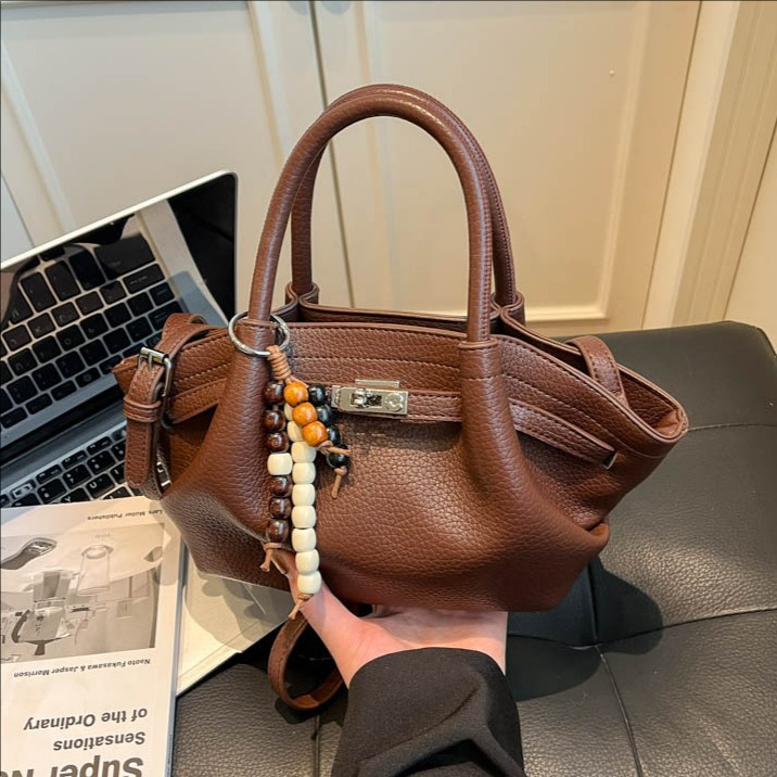 Bagos de banquete de lujo ligero de alto nivel nicho de viaje de hombro 2025 nuevo bolso de mochila explosivo para mujeres