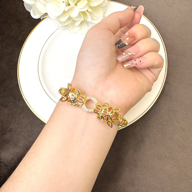 Nuevos productos de oro de arena galvanizado 18k pulsera de fijación ligera de lujo ojos verdes cabeza de leopardo hueco anillo de alquiler no se pierde joyería