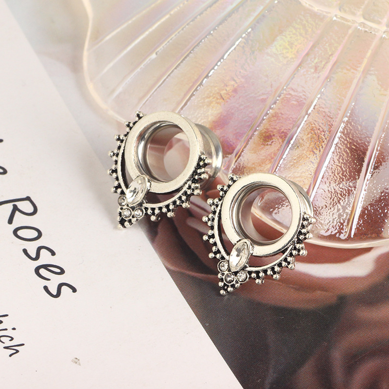 16G labret stud size and finish detail