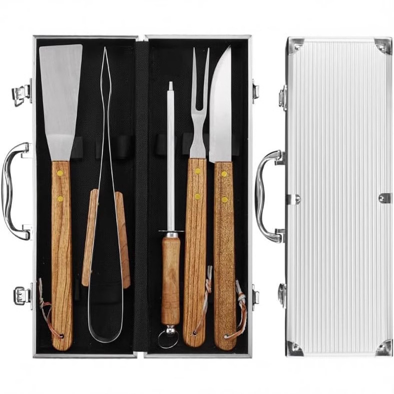 Fuente fabricante de acero inoxidable conjunto de herramientas de barbacoa camping al aire libre BBQ mango de madera caja de aluminio parrilla de cinco piezas conjunto de combinación