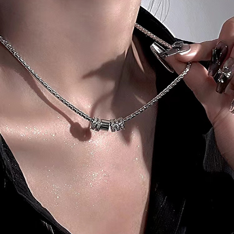 Collana con pendente diamante minimalista gioiello da donna_voghion.com
