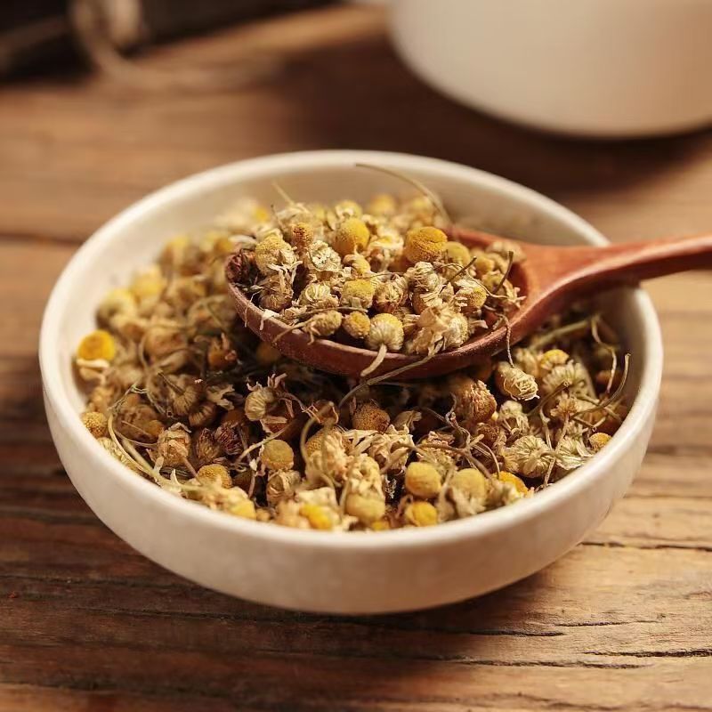 Dried Chamomile Flowers Yang Gan Ju Loose Herbal Tea 40g Jar in use