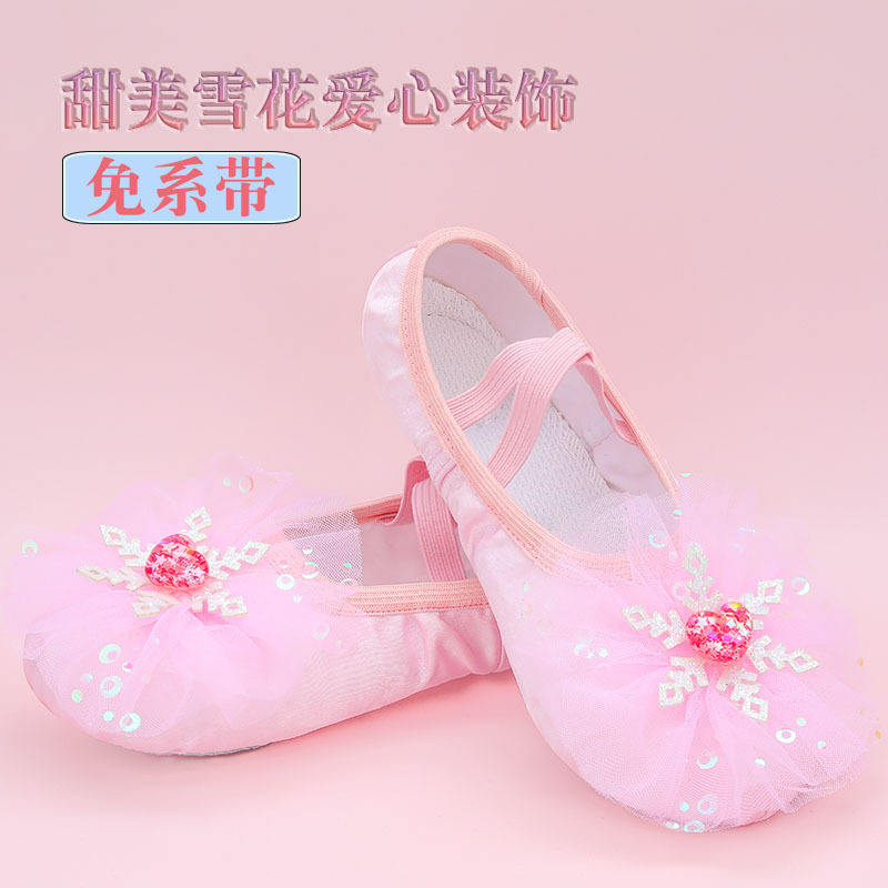 子供のダンスの靴の女の子の柔らかい底は練習してダンスをします。|undefined