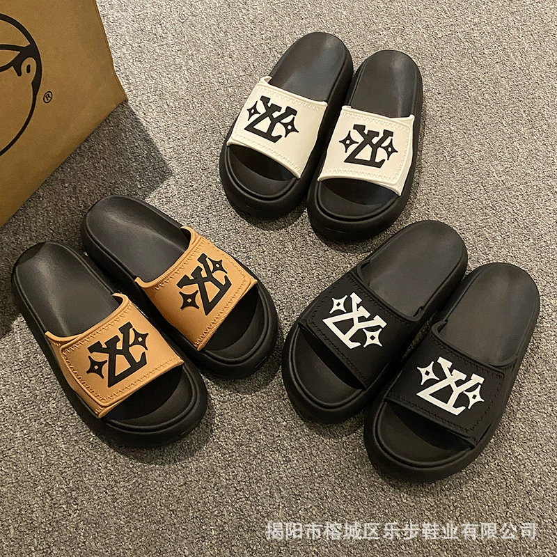 Суперпопулярные и красивые сандалии на толстой подошве для женской летней верхней одежды, модные с юбками, новый стиль 2025 года для выхода в свет, знаменитые плоские тапочки.