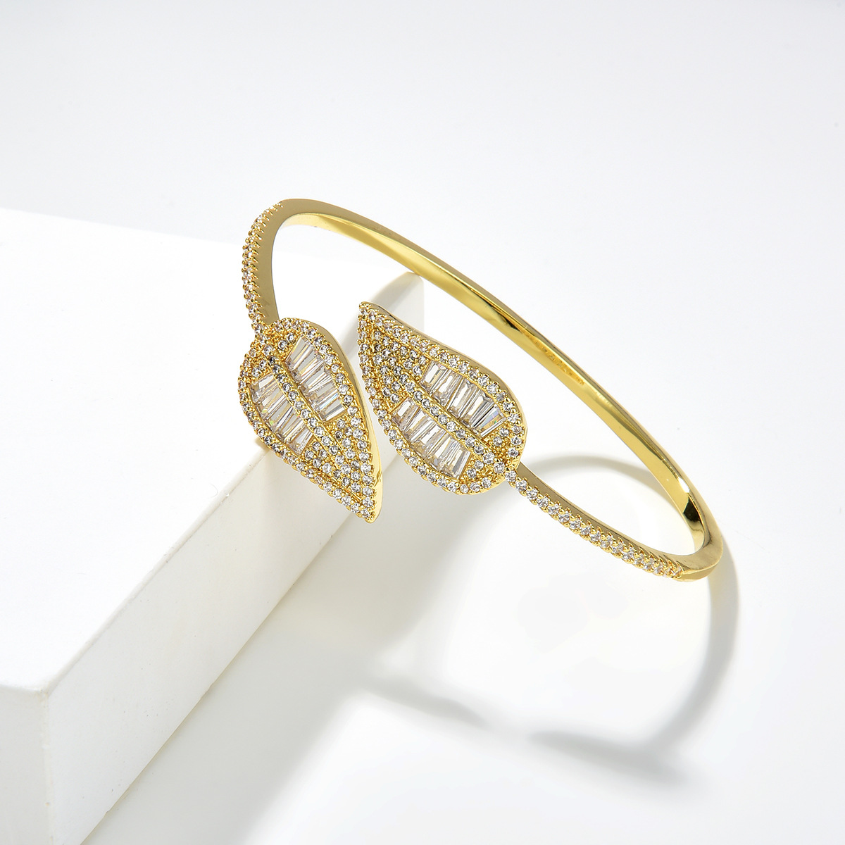 Fashion open simple copper gold-plated inlaid zirconium leaf star bracelet