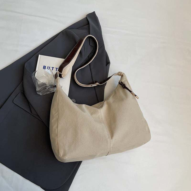 Suelo suave de gamuz de cautiverio 2024 nuevo color sólido de invierno gran capacidad simple de moda bolso de hombro bajo la axila