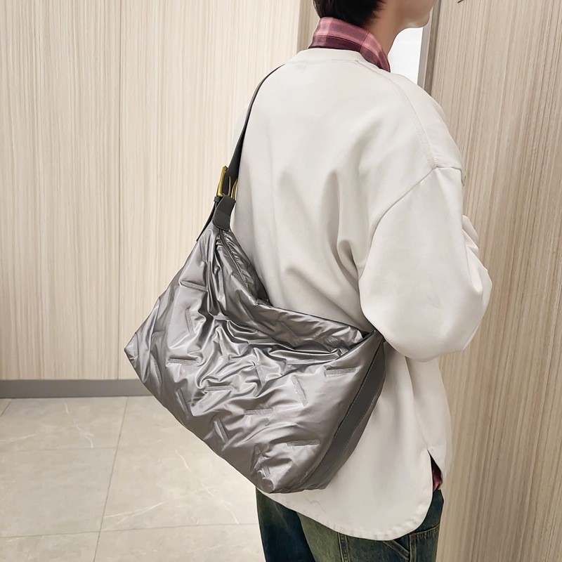 Bolso de mensajero de plumón de gran capacidad para mujer 2023 invierno nuevo bolso de mensajero tendencia de moda bolso de hombro ligero bolso femenino