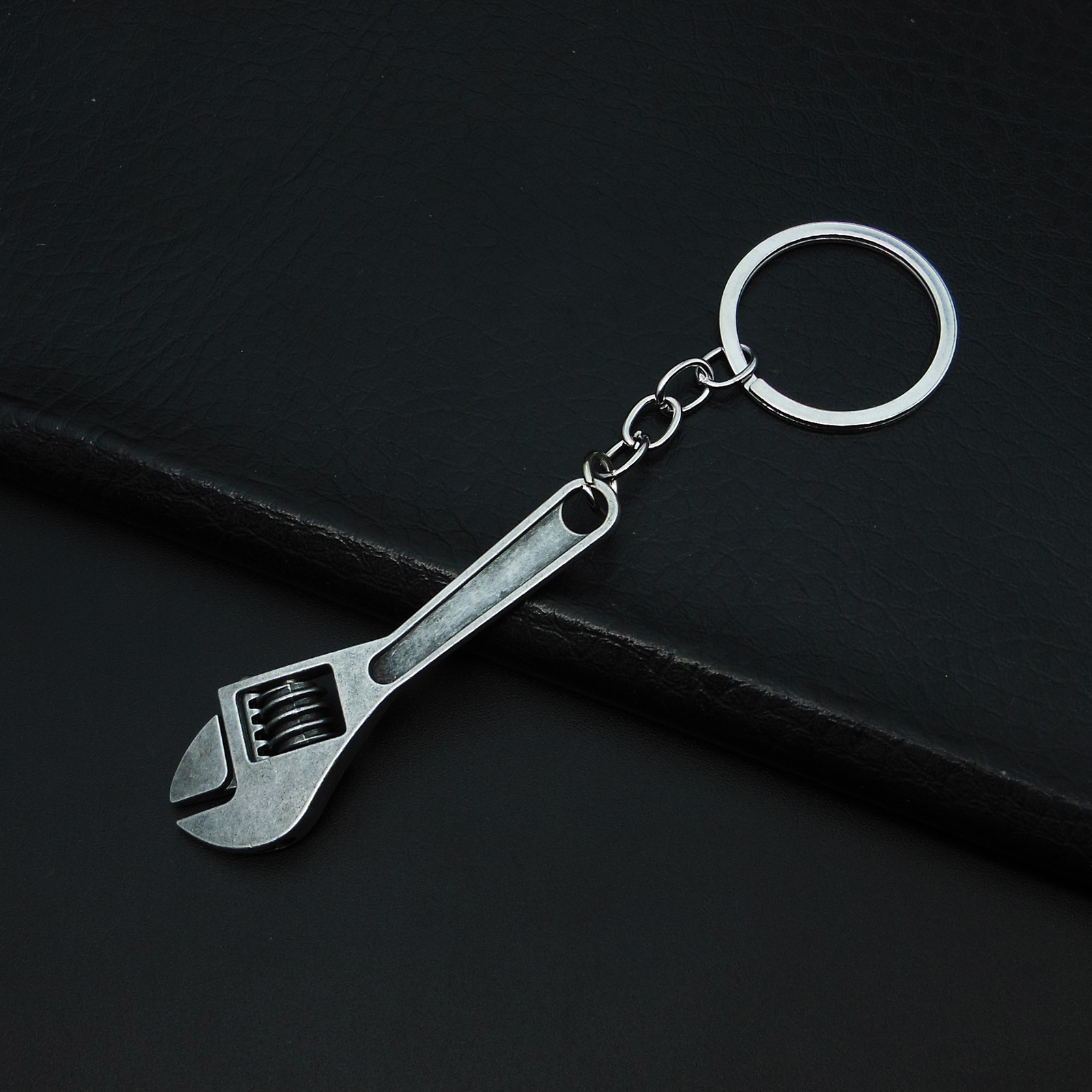 Herramienta de simulación transfronteriza llavero llave de metal creativo destornillador martillo llavero colgante coche pequeño regalo