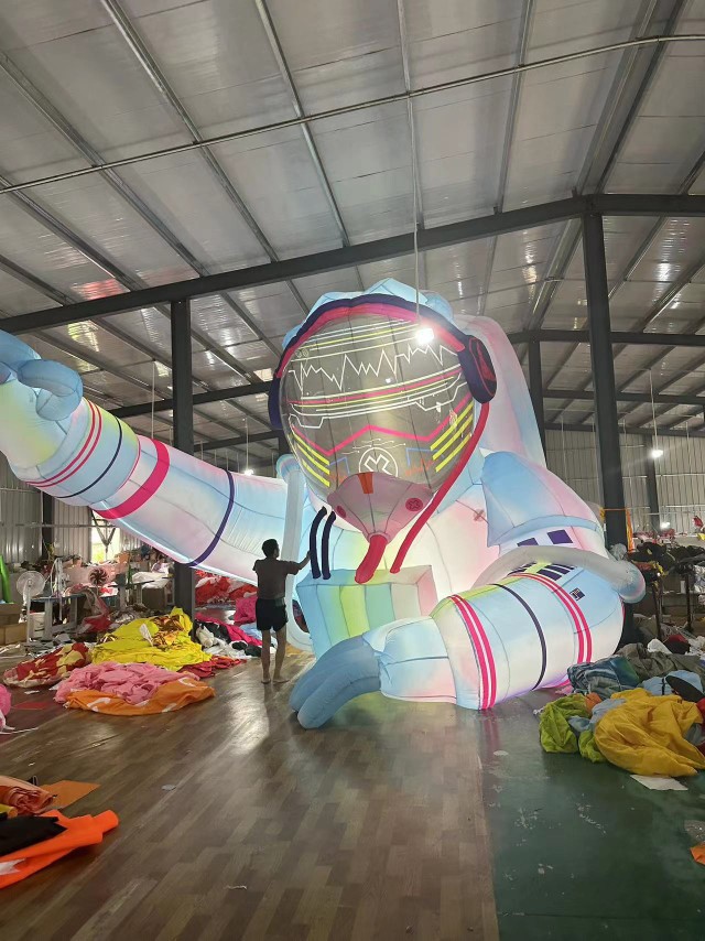 大型充气半身宇航员启蒙发光卡通太空人月球模型酒吧户外美陈装饰
